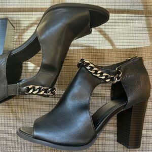 Simply Vera Vera Wang Black Heels with Chain Detail